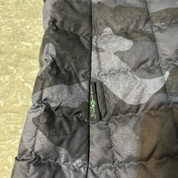 The North Face Thermoball Eco Black Camo Puffer Vest. Medium - Picture 8 of 8